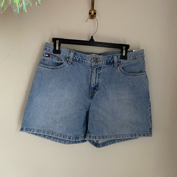Tommy Hilfiger Pants - Tommy Hilfiger classic boyfriend jean shorts in light vintage wash size 6